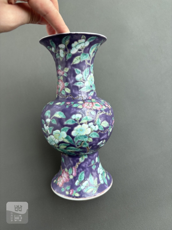 清光绪 永庆长春款紫地粉彩花卉纹瓶 - 图5